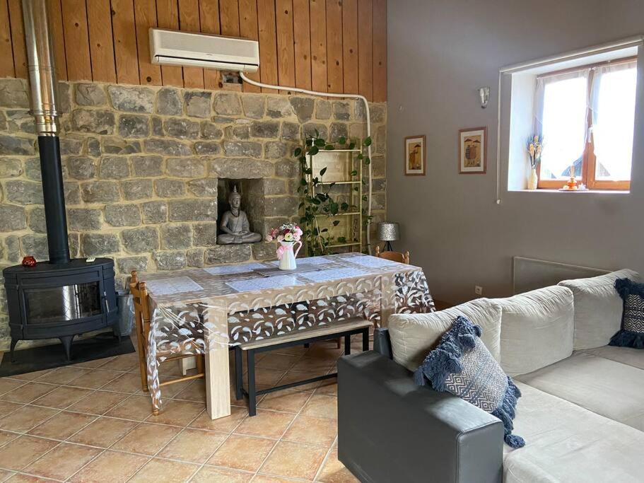 Gite A La Ferme Avec Jacuzzi Et Sauna Villefloure エクステリア 写真